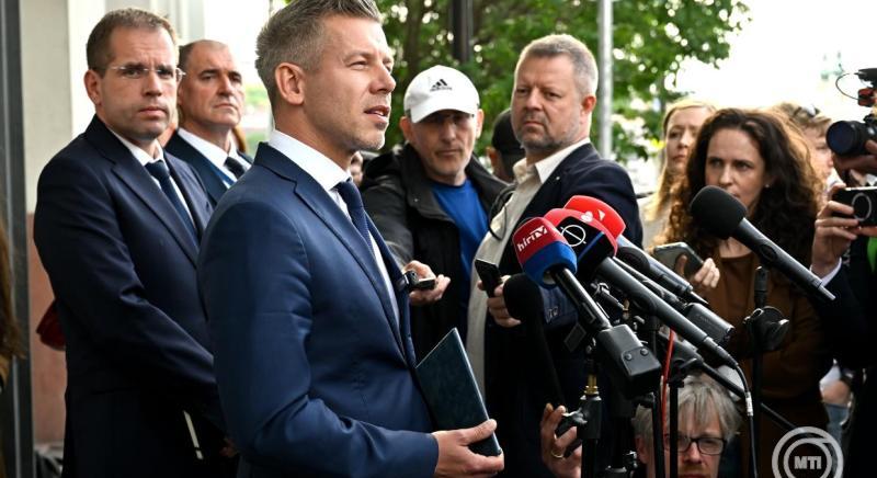 Megtörtént a minisztériumok átadása, Lázár elég gyorsan távozott