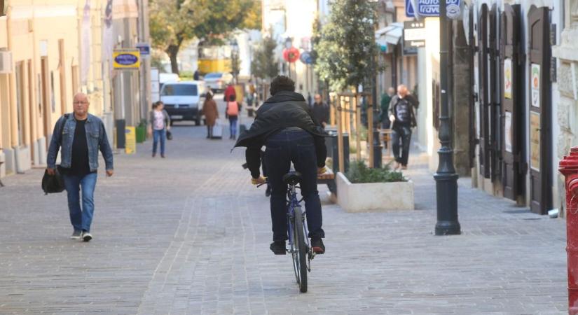 Őrült száguldozás és súlyos baleset a pécsi belvárosban: elütöttek egy kétéves kislányt