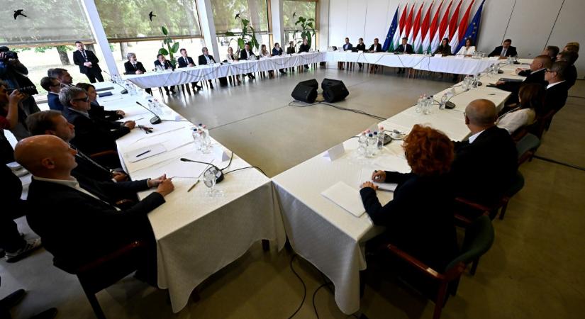 Teljesen átrajzolhatja a hazai építőipart Kapitány és Vitézy: százezrek otthona újulhat meg, rengeteg pénzről van szó