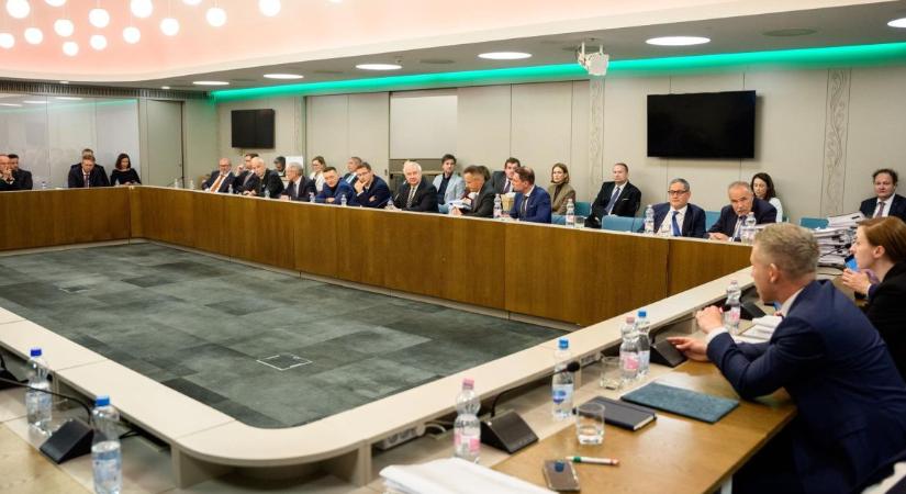 Megtörtént a hivatalos átadás-átvétel a távozó és az új kormány között