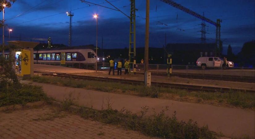 Telefonálás közben gázolt halálra a vonat egy fiatal nőt Budapesten