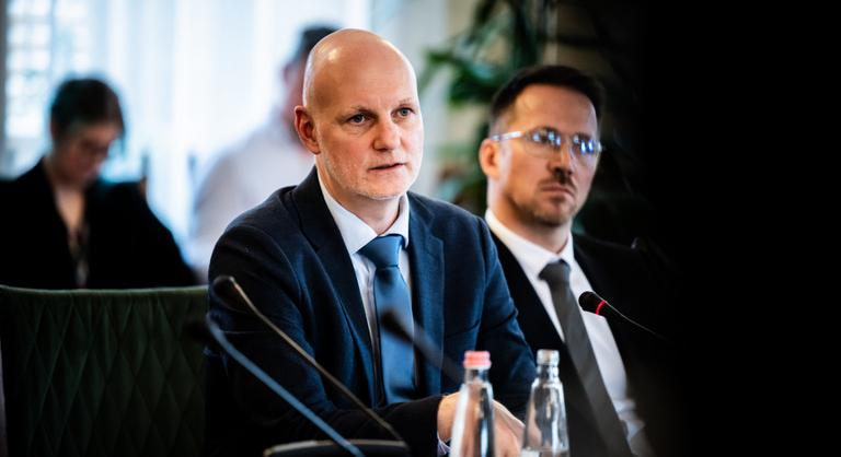 Tanács Zoltán visszaadja a Szépművészeti Múzeumnak a minisztériumi festményeket