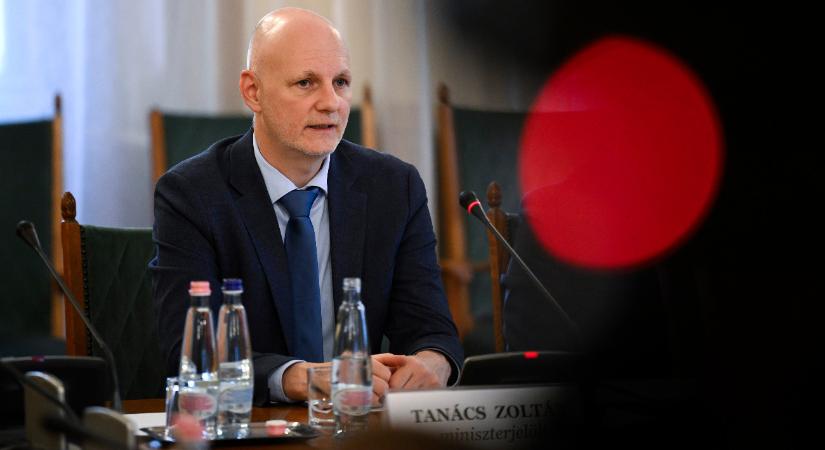 Az új miniszter átállíttatja a liftet, és visszaviteti a festményeket a Szépművészeti Múzeumba