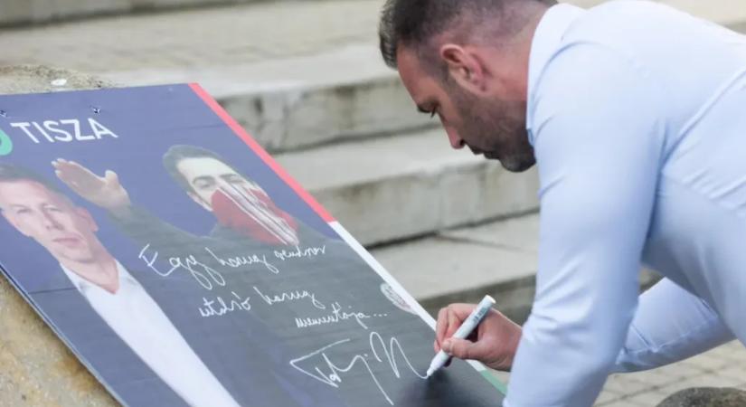400 ezer forintért kelt el a plakát, amivel a kampányban Tárkányi Zsoltot próbálták lejáratni