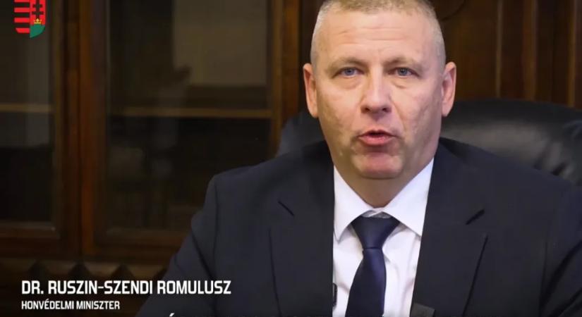 Ruszin-Szendi bejelentette, hogy visszanevezik Petőfivé a Mária Terézia laktanyát, és több szabadnapot adnak a katonáknak