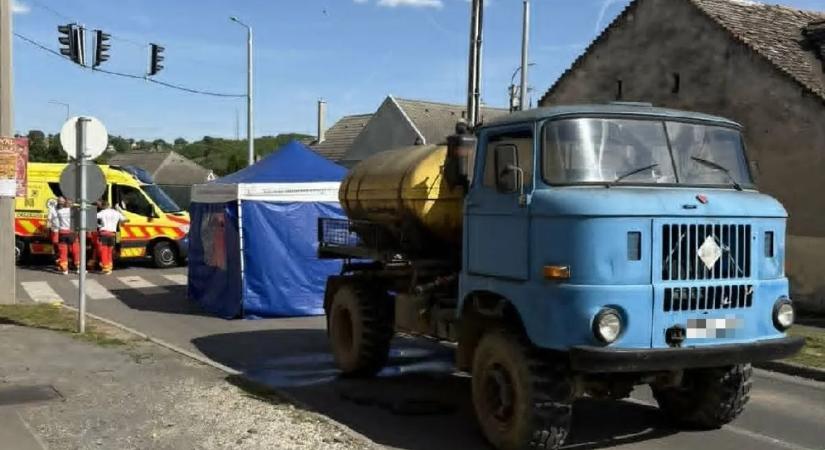 Teherautó hajtott át a biciklijét toló nőn – brutális baleset Bonyhádon