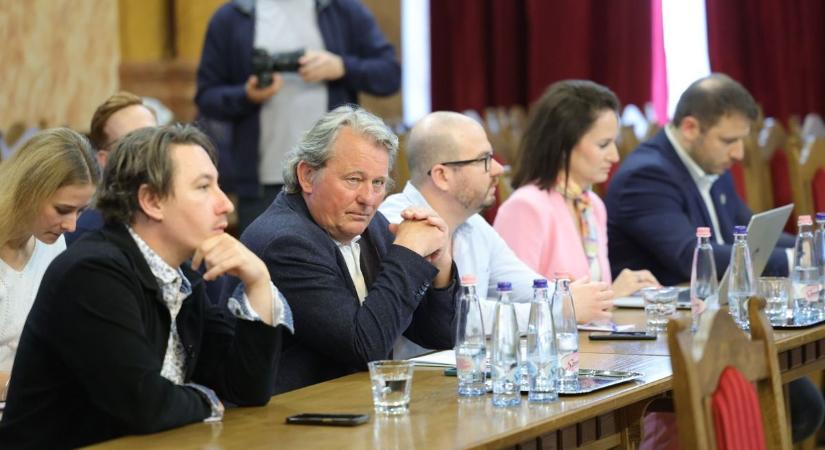 Feszült vita az egri színházban: egymásnak feszültek a társulat tagjai és az új vezetés