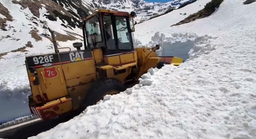Újra nekiveselkedtek: takarítják a havat a Transzfogarasi úton (VIDEÓ)