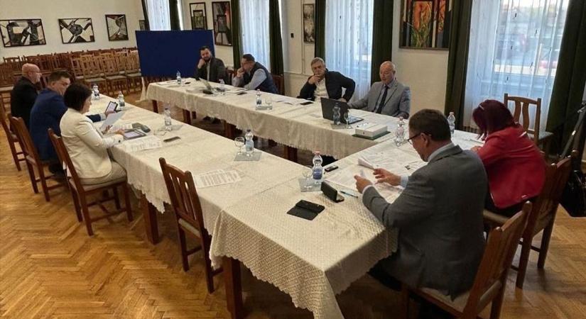Feloszlott a képviselő-testület, most megszólalt a polgármester – újra indul az időközi választáson