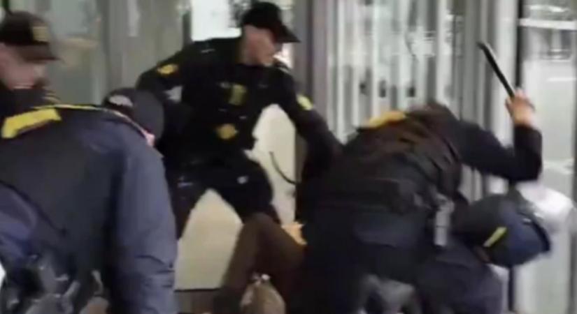Nem bánt kesztyűs kézzel a dán rendőrség a palesztinpárti tüntetőkkel (Videó!)