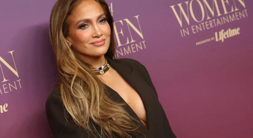 Melltartóban lépett az utcára Jennifer Lopez - kőkemény hasizmokat villantott az énekesnő