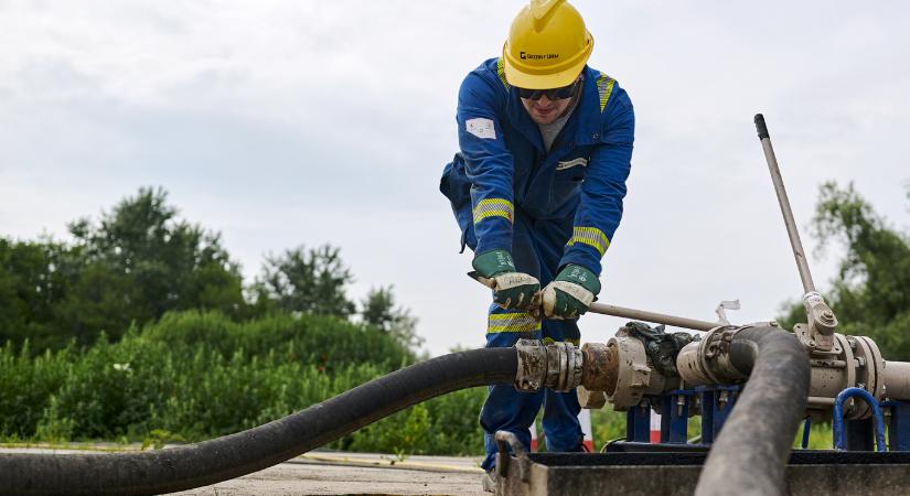 Az energetikai miniszter első rendelete 575 millió liternyi üzemanyag-tartalékot szabadított fel