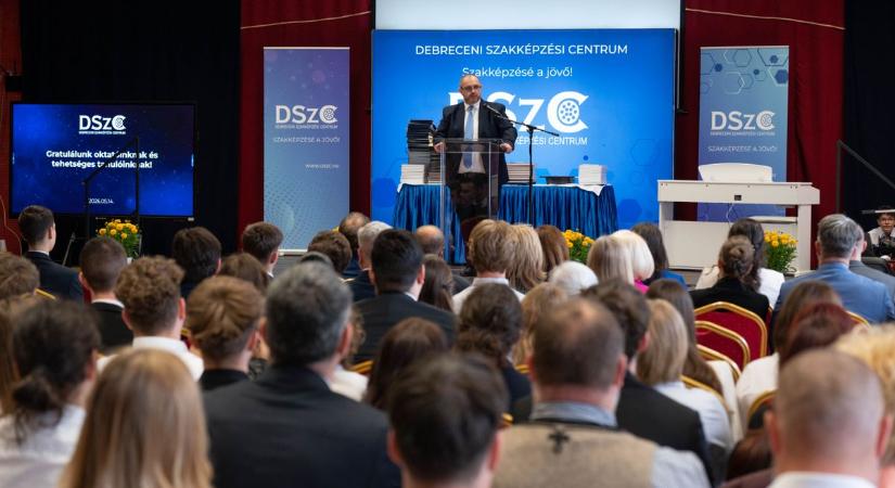 Diákokat és oktatókat is díjazott a Debreceni Szakképzési Centrum - fotókkal!
