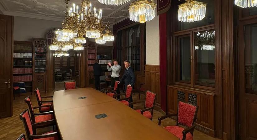 Svájcban oké lenne, hogy így néz ki egy minisztérium – építésszel néztük át Orbánék Várban felhúzott luxusát