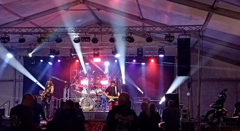A húrok közé csaptak a győrújbaráti motoros találkozón és rockfesztiválon - videó