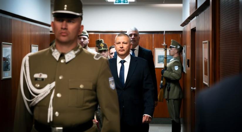 Első intézkedéseként új szabadnapokat adott a Honvédségben szolgálóknak Ruszin-Szendi Romulusz
