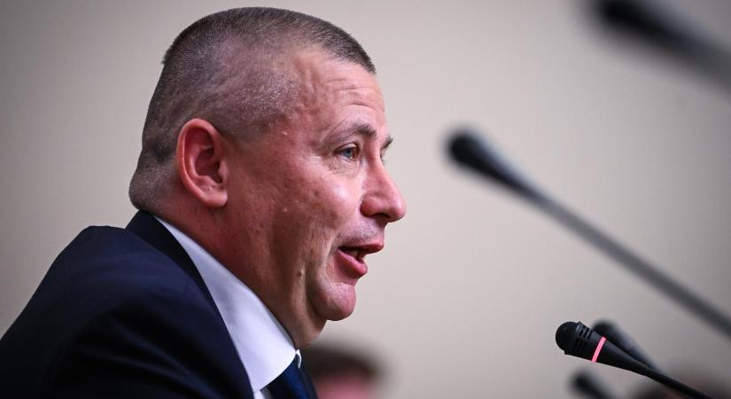 Ruszin-Szendi Romulusz azonnal adott pluszt tíz szabadnapot a katonáknak, ígéretet tett a nagy botrányok kivizsgálására