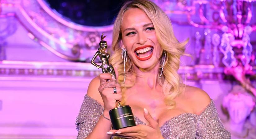 Megnagyobbíttatta melleit a playmate, nagyot tarolt velük - fotók