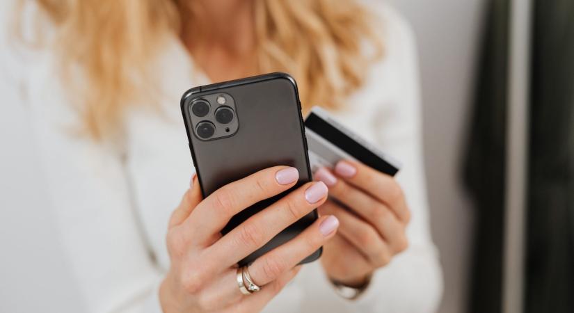 Kőkemény áremelést jelentettek be a telefonszolgáltatók – hárman egyszerre
