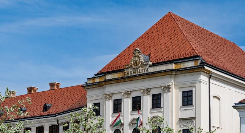Pénteki meglepetésre készül a Karmelitából Magyar Péter