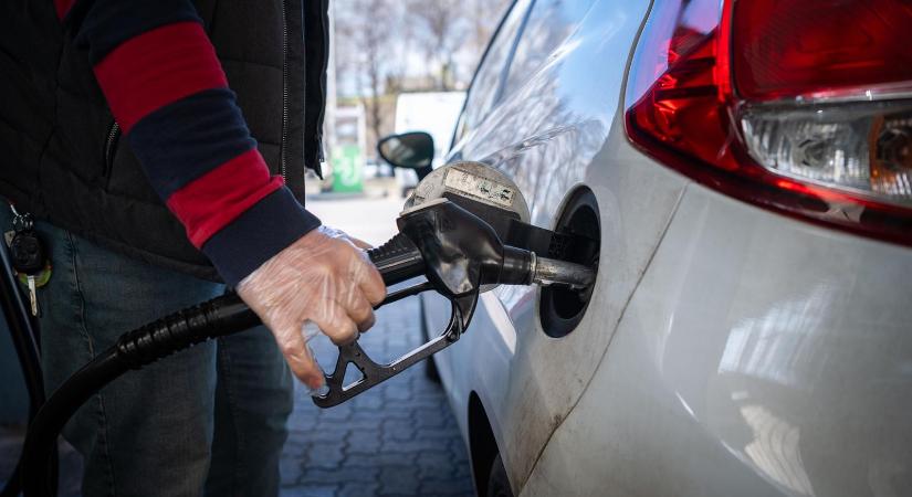 Kiszámolták, hosszú távon az autósok és az adófizetők veszítenek, a bankok nyernek a védett üzemanyagárakon