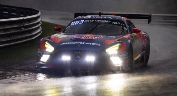 Szakadó esőben pipálta ki az éjszakai körözést Verstappen a Nordschleifén