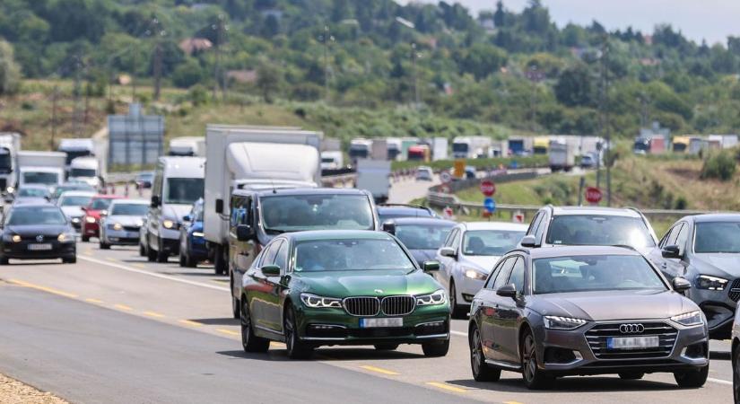 Kamionbaleset miatt sávlezárás van az M1-es autópályán, két helyen is araszol a forgalom