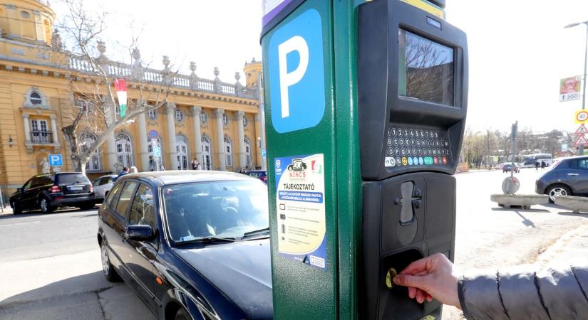 Nem lehet többé apróval fizetni a parkolásért Budapesten – Máris gond van az új tervvel: parkolni kell és újra fizetni, ha fizetni akarunk?