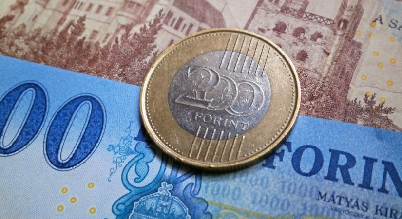 Gyengüléssel fordul a hétvégére a forint: mutatjuk a péntek reggeli árfolyamokat