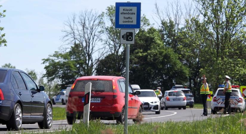 Új traffiboxot telepítettek a 82-es főúton (galéria)