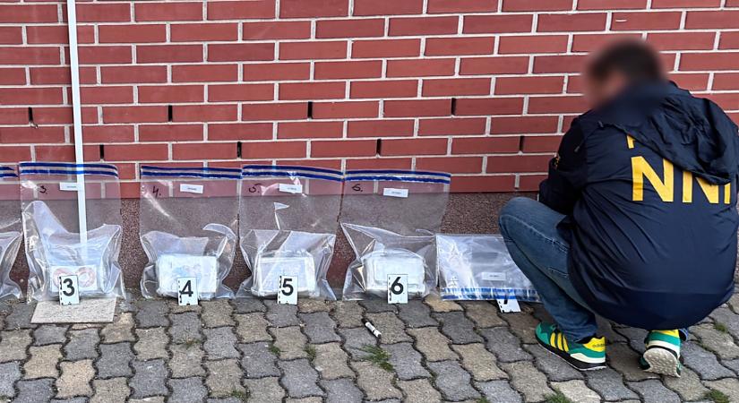 300 millió forint értékű kokót akart behozni az országba a 24 éves szerb sofőr – videóval