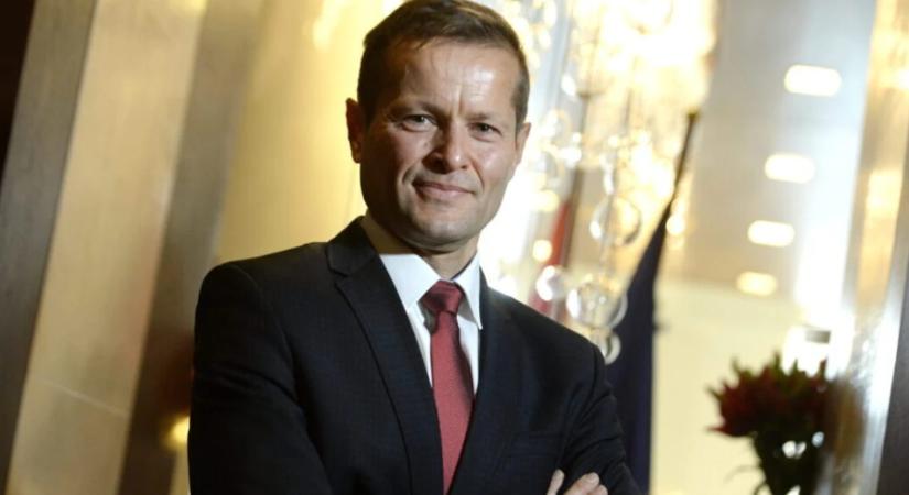 Ki nem találnád, mennyi pénzt adott Hankó Balázs a Nobel-díjas fizikus alapítványának két hónappal a választások előtt
