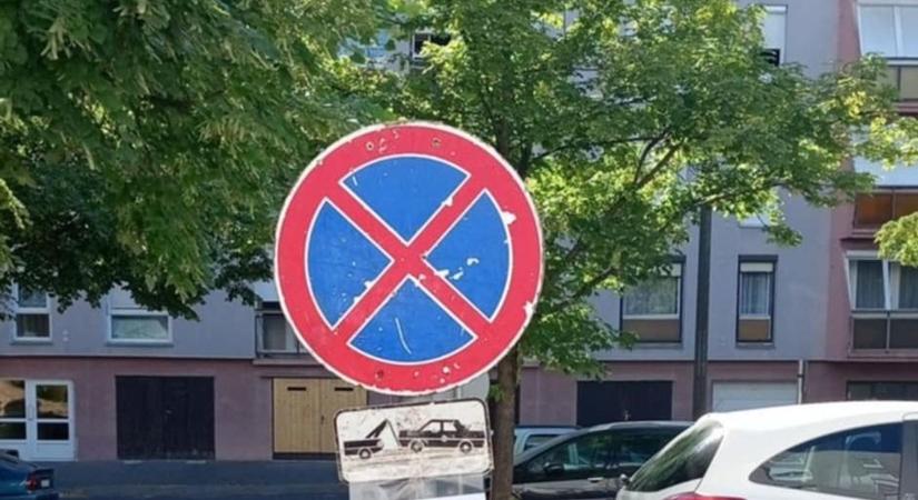 Több parkolóhelyet érintő lezárás jön a városban: erre kell figyelni!