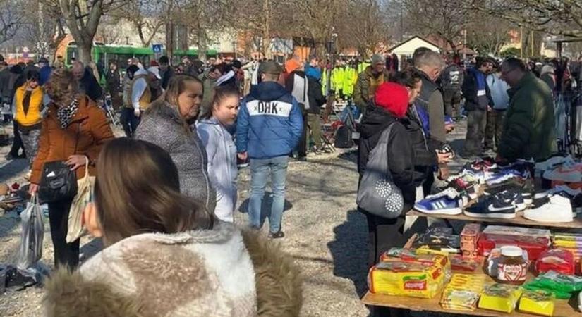 „Teljes a káosz” – olvasónk szerint tarthatatlan, ami a pécsi Vásártéren történik