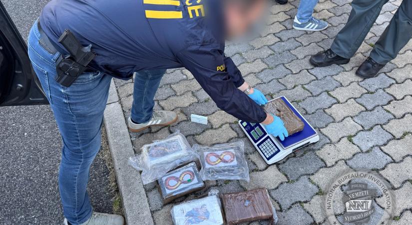 Tízezer adag droggal akadtak fenn a magyar határon a dílerek, így nézett ki a szállítmány - Videó