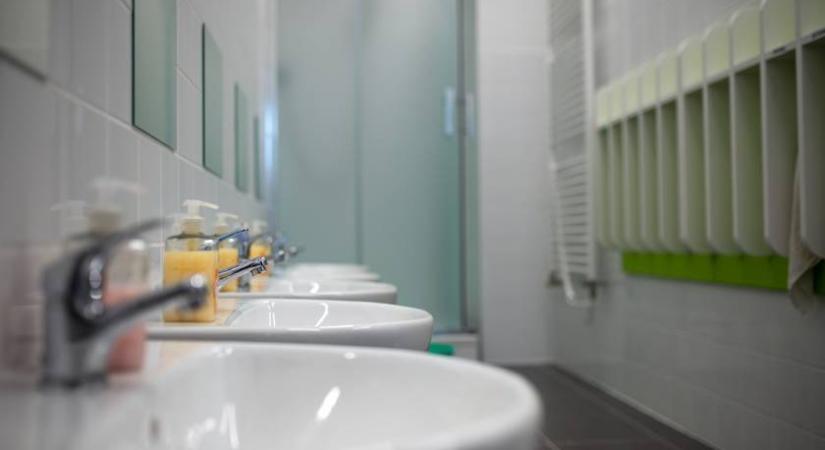 Tömeges megbetegedést okozhat az iskolai fertőzött csapvíz: a nyári szünet okozza