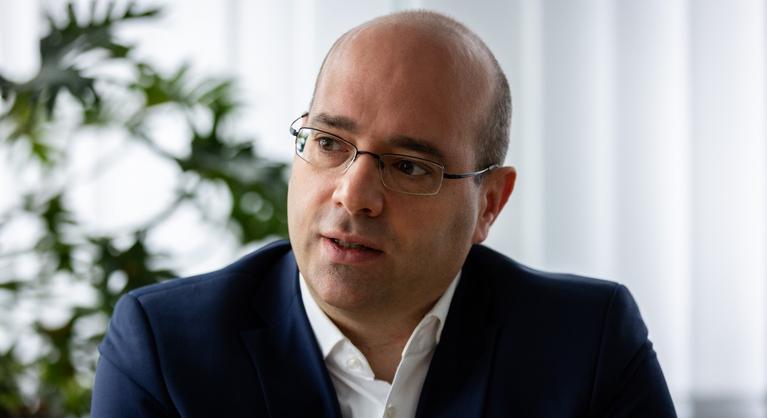 Az ELTE több oktatója is nekiugrott Mráz Ágostonnak