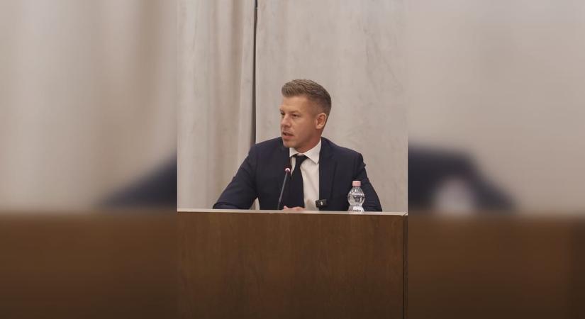 „Szégyelljék magukat” - videón, ahogy Magyar Péter kiosztotta a leköszönő kormánytagokat