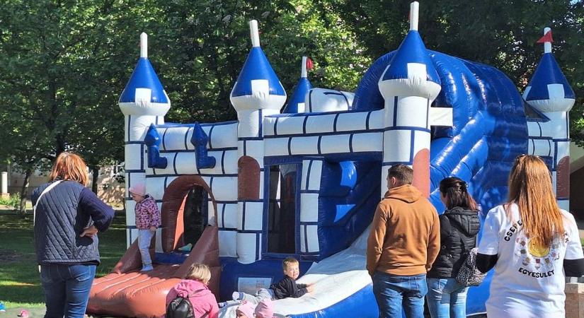 Ingyenes ebéd, játékok és meglepetések: ezért özönölhetnek most Balástyára a családok