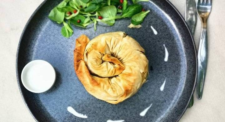 Ropogós balkáni klasszikus: gyors húsos burek rétestésztából