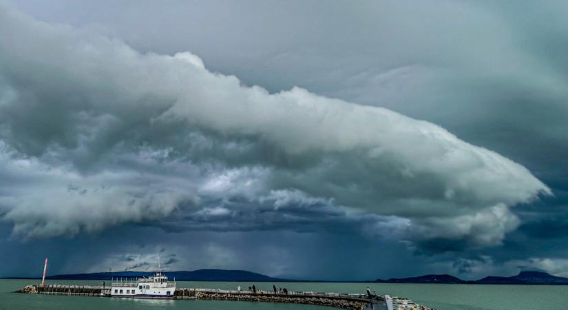 Parádés peremfelhős ébresztőt kapott a Balaton