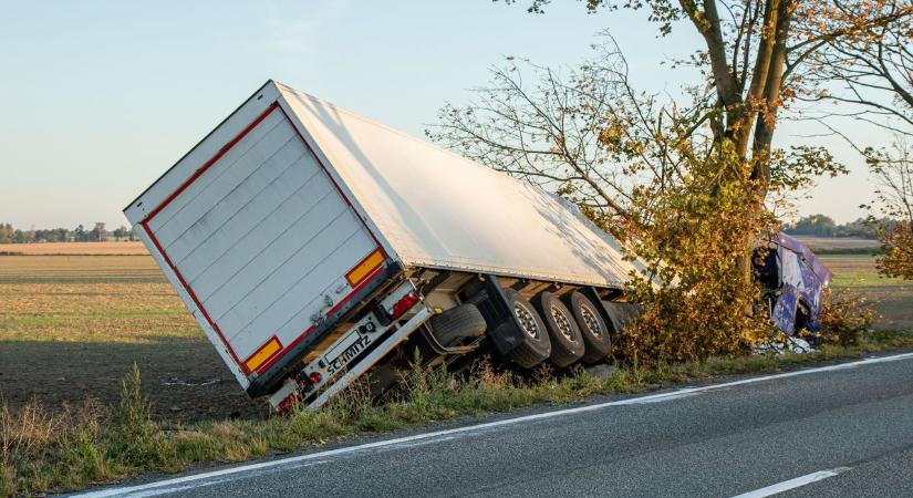 Súlyos baleset Nagyatádnál: traktorral ütközött majd árokba borult egy kamion