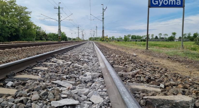 Jelentős károkat okozott a Gyománál kisiklott vonat a MÁV-vezér szerint