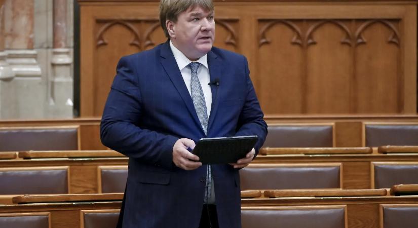 Már a horgász szövetség is szabadulna a Fidesz bukott képviselőjétől, Szűcs Lajostól
