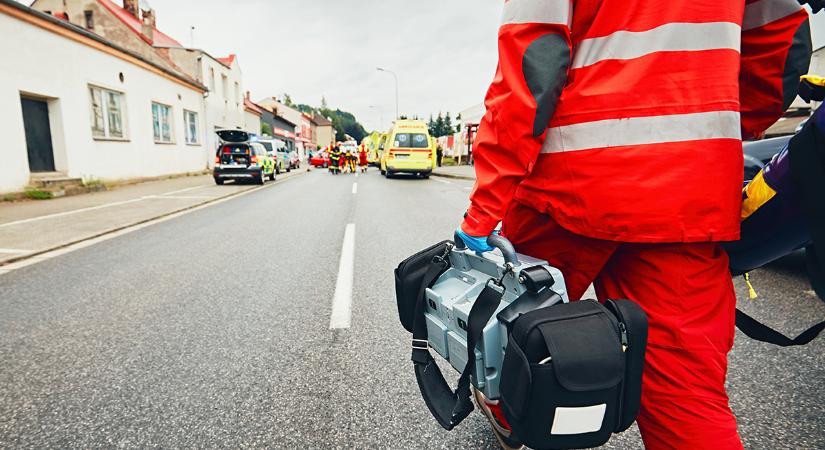 Rosszul használták a mentősök a defibrillátort, majdnem a beteg életébe került