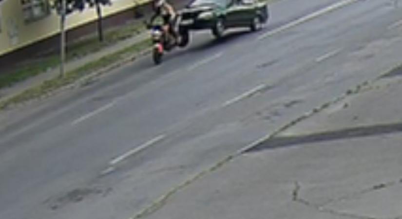 Motorost sodort el egy autós, körözést adtak ki a sofőr ellen
