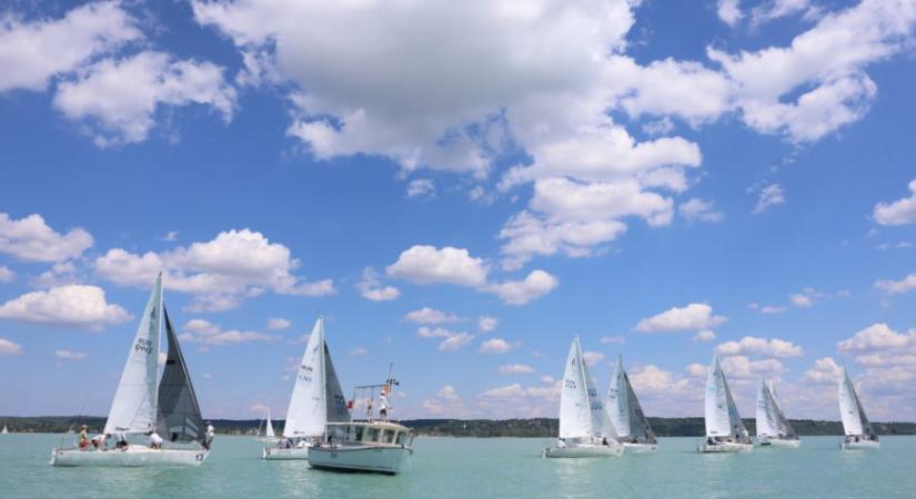 Közösség, tisztelet és vitorlázás – sikeresen elrajtolt a One Design Balaton Tour Balatonkenesén
