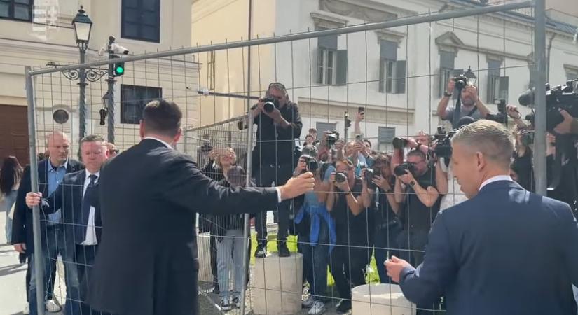 Magyar Péter kordont bontott a Karmelitánál