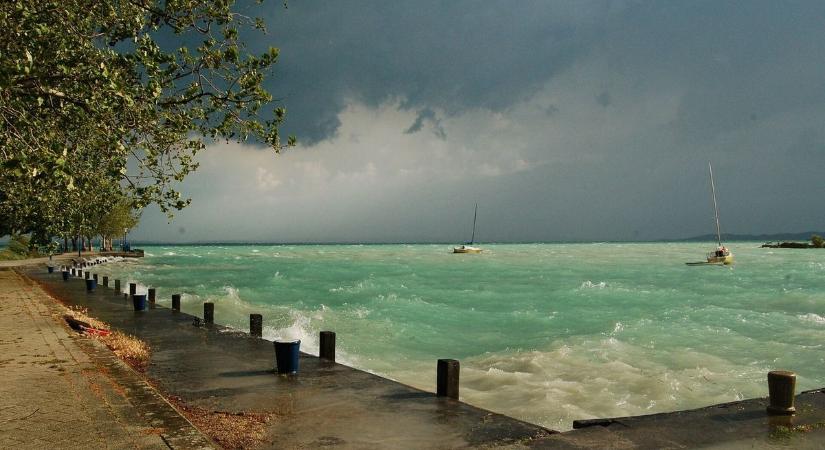 Egyre durvább lesz az idő a Balatonnál: orkánerejű szél és zivatarok csaphatnak le