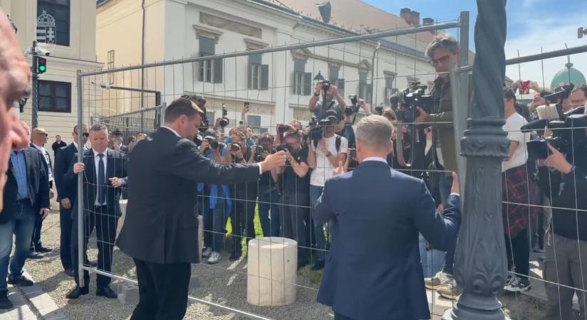 Élő: Magyar Péter lebontotta a kordont a Karmelitánál